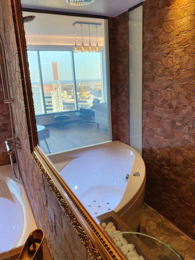Skyview Suite - Breathtaking Views From Bed And From Jacuzzi. City Center Skyscraper Upper Floors Reval Esterno foto